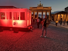 Rot beleuchtete Kabinen zur Night of Light am Brandenburger Tor